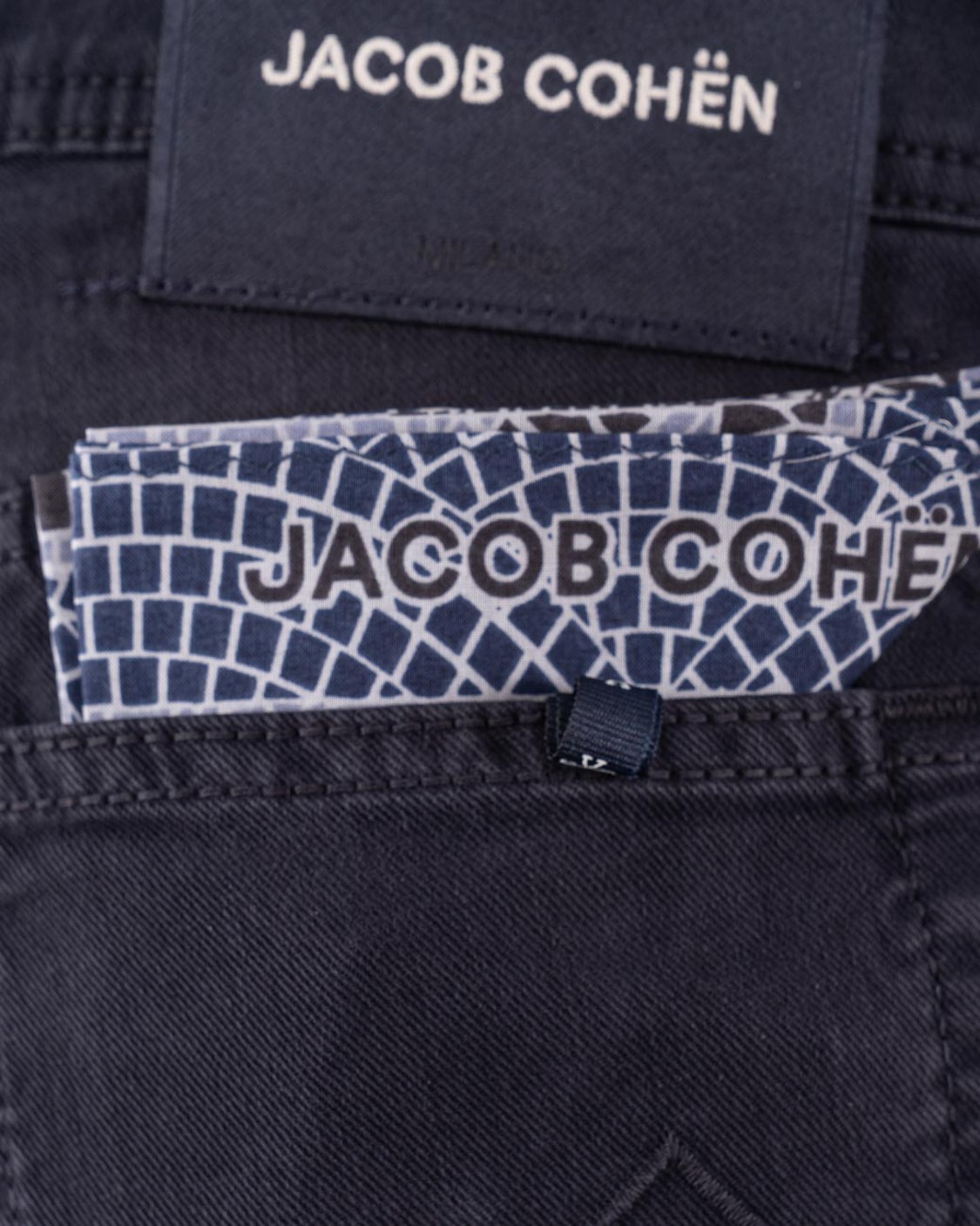 shop JACOB COHEN  Pantalone: Jacob Cohen pantaloni 5 tasche Bard.
Regular-slim fit.
Vita media.
Tessuto diagonale di lyocell e cotone stretch tinto in capo tortora.
Salpa in pelle scamosciata marrone e panna con pattern a laser. Logo ricamato.
Bottone smaltato opaco con motivo circolare e logo 3D, finitura terra.
Include bandana con stampa mosaico e rocchetto di filo.
Patta interna ricamata con nome del pantalone e citazione del fondatore.
Composizione: 49% lyocell, 49% cotone, 2% elastan/spandex.
Made in Italy.. QE004 S4216-Y99 number 9679514
